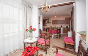 eine Küche und ein Wohnzimmer mit einem Tisch und Stühlen in der Unterkunft Lovely Apartment In Montefrio With Kitchen in Montefrío