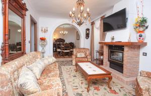 ein Wohnzimmer mit einem Sofa und einem Kamin in der Unterkunft Lovely Apartment In Montefrio With Kitchen in Montefrío