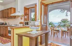 cocina con mesa y cocina con vistas al océano en Gorgeous Home In S, Giovanni A Piro Sa With Outdoor Swimming Pool, en Scario