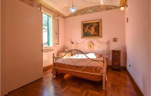 En eller flere senger på et rom på Cozy Apartment In Castellammare D,g, With House Sea View