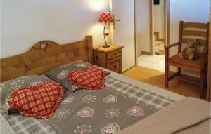 um quarto com uma cama com duas almofadas de coração em Nice Home In Basse-sur-le-rupt With Kitchen em Basse-sur-le-Rupt