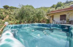 - un bain à remous dans l'arrière-cour d'une maison dans l'établissement Villa Maia, à Scarlino