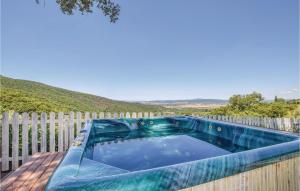 - une piscine sur une terrasse en bois avec une clôture dans l'établissement Villa Maia, à Scarlino 15 autres photos