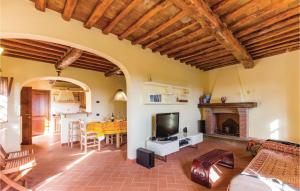 マッサローザにあるAwesome Home In Pieve A Elici -lu- With 4 Bedrooms And Wifiの暖炉とテーブル付きのオープンリビングルーム