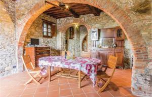マッサローザにあるAwesome Home In Pieve A Elici -lu- With 4 Bedrooms And Wifiのキッチン(テーブル、椅子付)