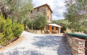 マッサローザにあるAwesome Home In Pieve A Elici -lu- With 4 Bedrooms And Wifiの石造りの私道付き外観