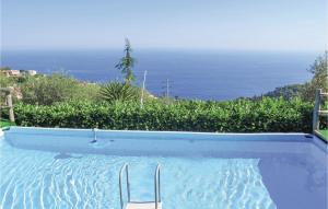 The swimming pool at or close to Gea 2