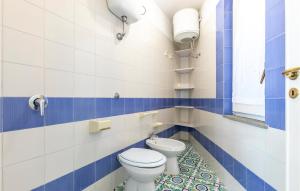 A bathroom at Gea 2