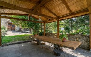 un padiglione in legno con tavolo e sedie in legno di Le Caselle a Cortona
