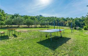 un tavolo da ping pong in mezzo a un campo di Le Caselle a Cortona