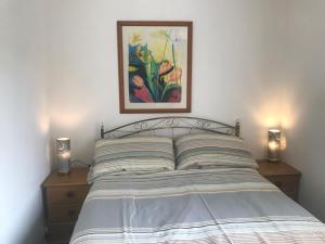 uma cama num quarto com uma fotografia na parede em Meadow View Lodge em Begelly