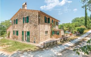 een oud stenen huis met groene luiken op een weg bij La Vigna Rossa in Castelbuono