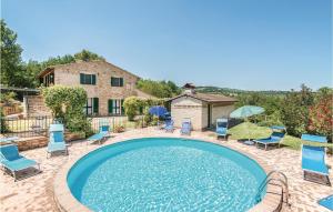 een groot zwembad met stoelen en een huis bij La Vigna Rossa in Castelbuono