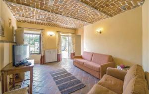 ein Wohnzimmer mit einem Sofa und einem TV in der Unterkunft Casa I Fiordalisi in Aramengo