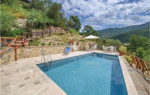 una piscina con mesa y sillas junto a una montaña en Casa Di Vigna Rosa, en Serravalle