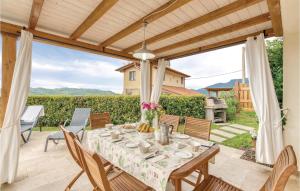 MontemagnoにあるLa Rosa E Il Limoneのブドウ畑の景色を望むパティオ(ダイニングテーブル付)