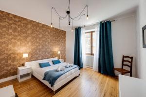 Postel nebo postele na pokoji v ubytování Les Capucins - 3 bedroom apartment near the city + 11 fotografií