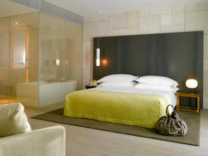Postel nebo postele na pokoji v ubytování Mamilla Hotel + 37 fotografií