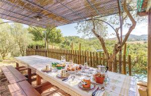 einen Tisch mit Essen auf der Terrasse in der Unterkunft La Casina Nuova in Casole dʼElsa