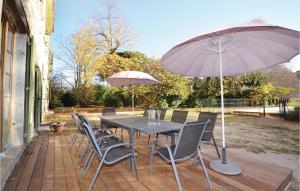 アンデューズにある5 Bedroom Pet Friendly Home In Anduzeのテーブルと椅子、パラソル付きのデッキ +42枚の写真