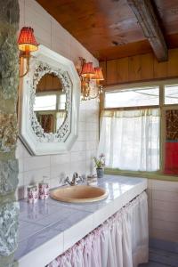y baño con lavabo y espejo. en Elaion Guesthouse, en Elliniko