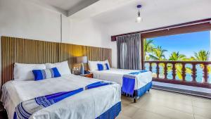 2 letti in camera con balcone di Marboka Hotel & Suites a Puerto Vallarta