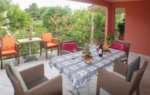 a patio with a table and chairs and a balcony at Stunning Home In Artemida With 3 Bedrooms And Wifi in Artemida