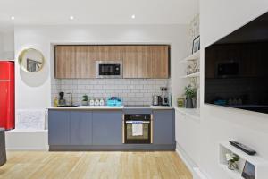 a kitchen with a stove and a counter top at Trendy 1 Bedroom Apartment in the Heart of London in London