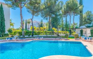 Bazén v ubytovaní 2 Bedroom Cozy Apartment In Marbella alebo v jeho blízkosti