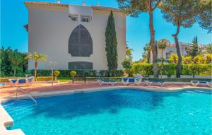 Bazén v ubytovaní 2 Bedroom Cozy Apartment In Marbella alebo v jeho blízkosti + 26 fotografií