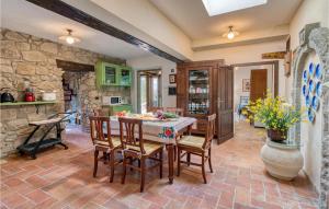 eine Küche und ein Esszimmer mit einem Tisch und Stühlen in der Unterkunft La Selvarella in Seggiano