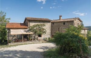 an external view of a large stone house at Agriturismo Segalare in Pieve Santo Stefano