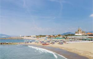 馬薩的住宿－Casa Aurora，海滩上设有椅子和遮阳伞,还有大海