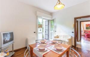 Casa Aurora في ماسا: غرفة معيشة مع طاولة وتلفزيون