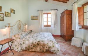 un dormitorio con una cama y una ventana en Antica Sorgente, en Polvano