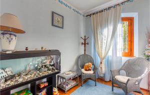 sala de estar con pecera y 2 sillas en Le Cycas, en Santa Lucía