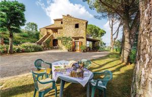 une table avec des chaises devant une maison dans l'établissement Casa Al Vento, à Battifolle