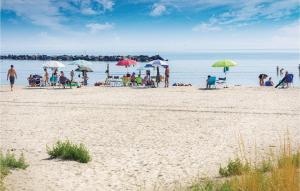 un grupo de personas en una playa con sombrillas en Marina 3, en Lido di Spina