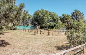 una valla de madera en un campo con árboles en Marina 3, en Lido di Spina 20 fotos más