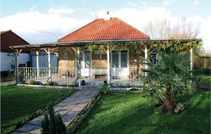 a house with a gazebo in a yard at Pet Friendly Home In Houlle With Kitchen in Houlle