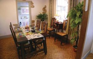 - une salle à manger avec une table et des chaises dans l'établissement Pet Friendly Home In Houlle With Kitchen, à Houlle