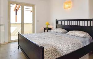een slaapkamer met een groot bed en een balkon bij App, Centootto in Badolato