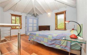 1 dormitorio con cama y mesa de cristal en Casetta, en Pieve di Teco