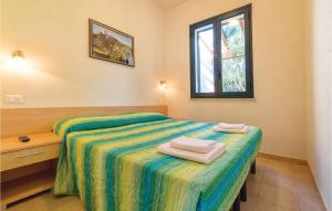 una camera da letto con un letto con due asciugamani sopra di Segesta a Case Campanella