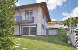 a pink house with a green yard at Villetta Il Mirto in Belladonna +16 photos