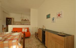 een slaapkamer met een bed en een bank in een kamer bij Amazing Apartment In Contrada Fiori Sud With Wifi in Menfi