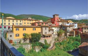 テッラヌオーヴァ・ブラッチョリーニにあるCasa Rosaの丘の上の建物のある町の景色