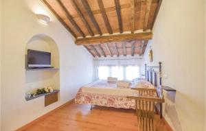 a bedroom with a bed and a tv in a room at Casa Frascalino in Montemagno