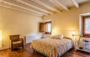 - une chambre avec un lit et une chaise dans l'établissement Lovely Home In Vilademuls With Wifi, à Vilademuls