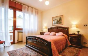 Un dormitorio con una cama con almohadas rosas. en Casa Adele, en Cattolica
